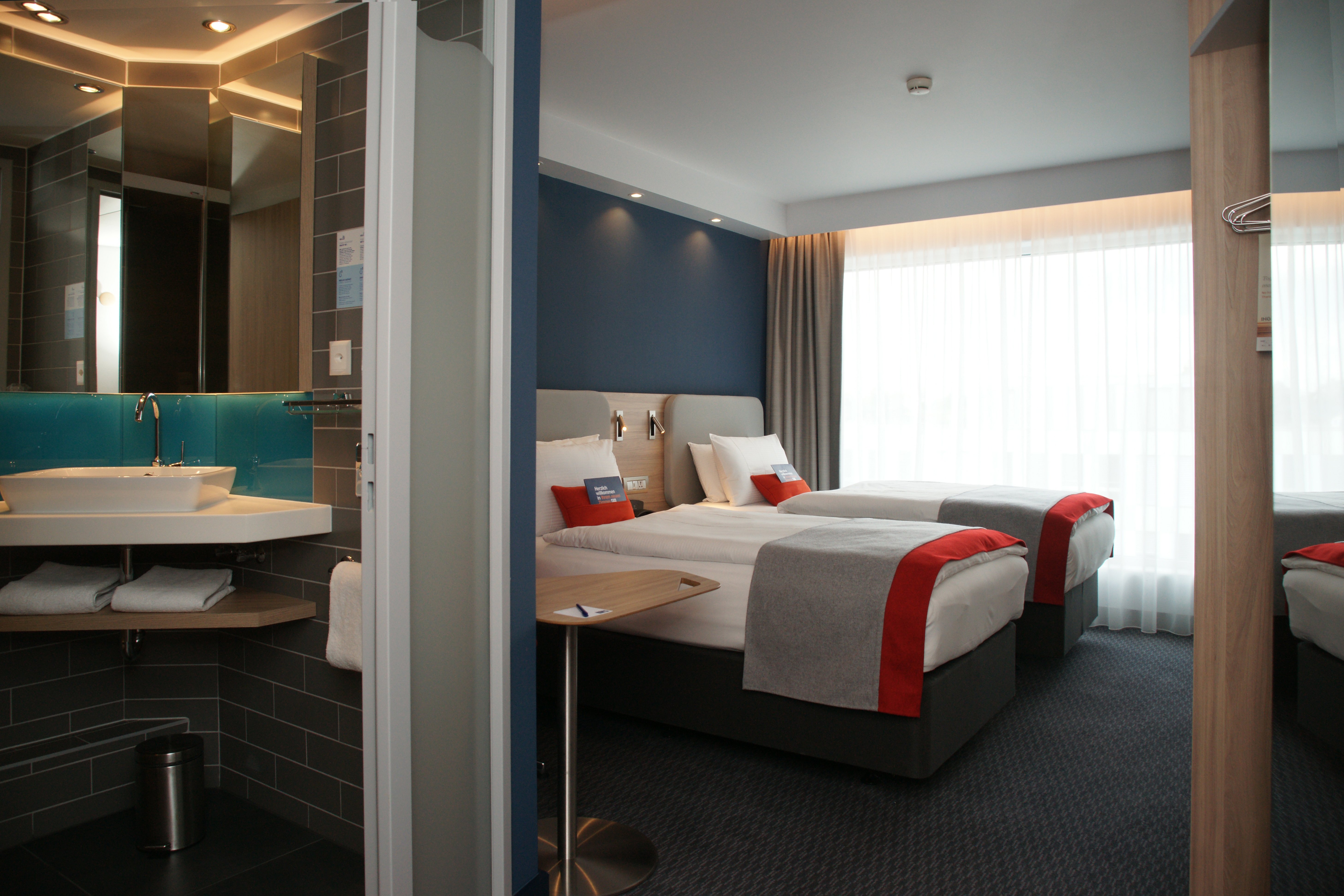 HOLIDAY INN EXPRESS ZURICH AIRPORT 33/80