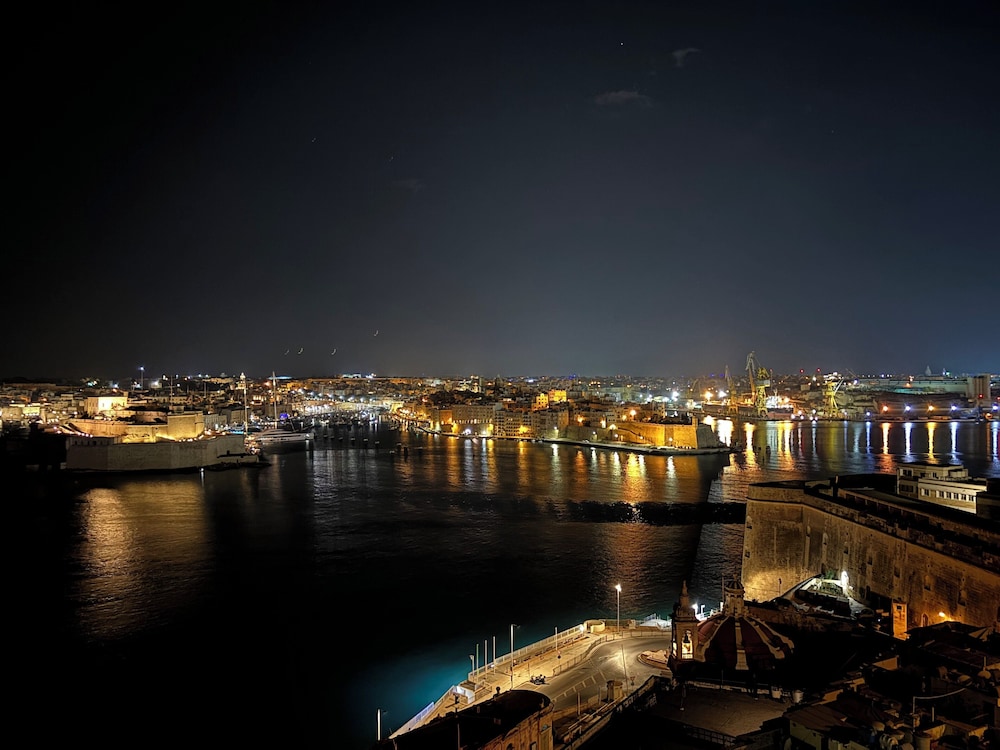Grand Harbour Hotel 35/45
