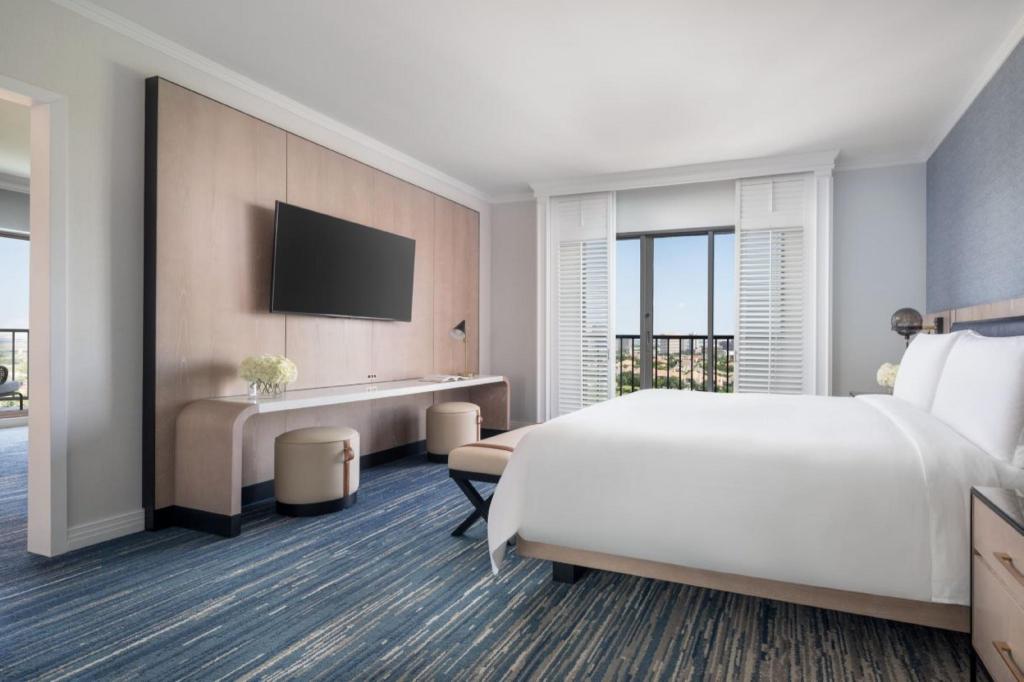 Executive, Suite, King Bed, Golf Course View, Balcony, Club Lounge Access, Club Tower