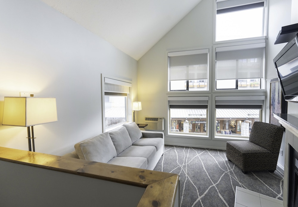 Executive Inn At Whistler Village 43/51