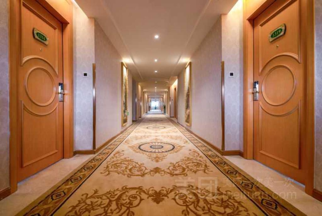 Vienna Hotel (Shenzhen Gushu Metro Station) 37/56
