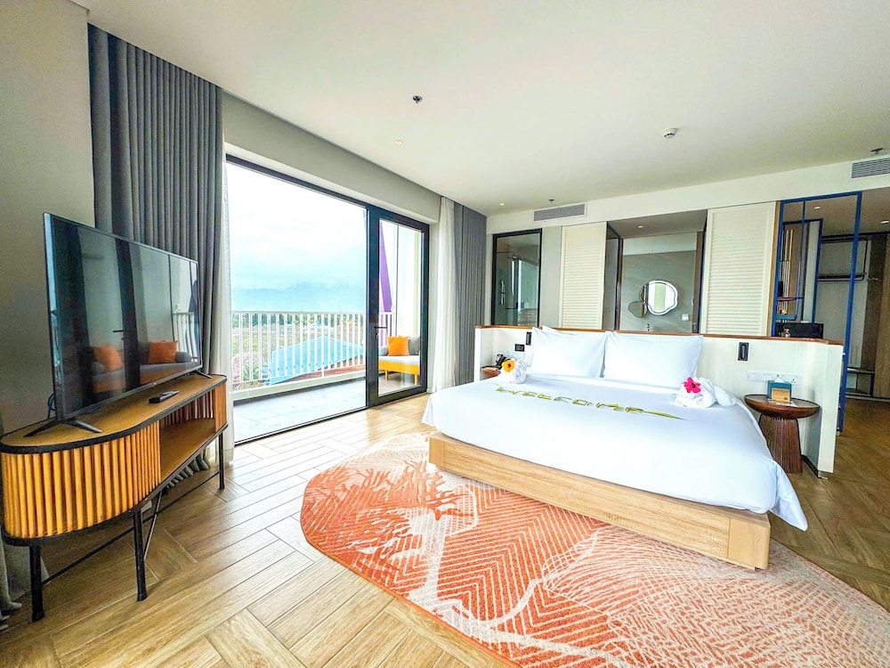 PANORAMIC, DELUXE, OCEAN VIEW