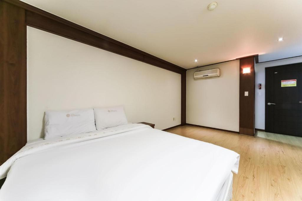 Hotel Orange 17/75