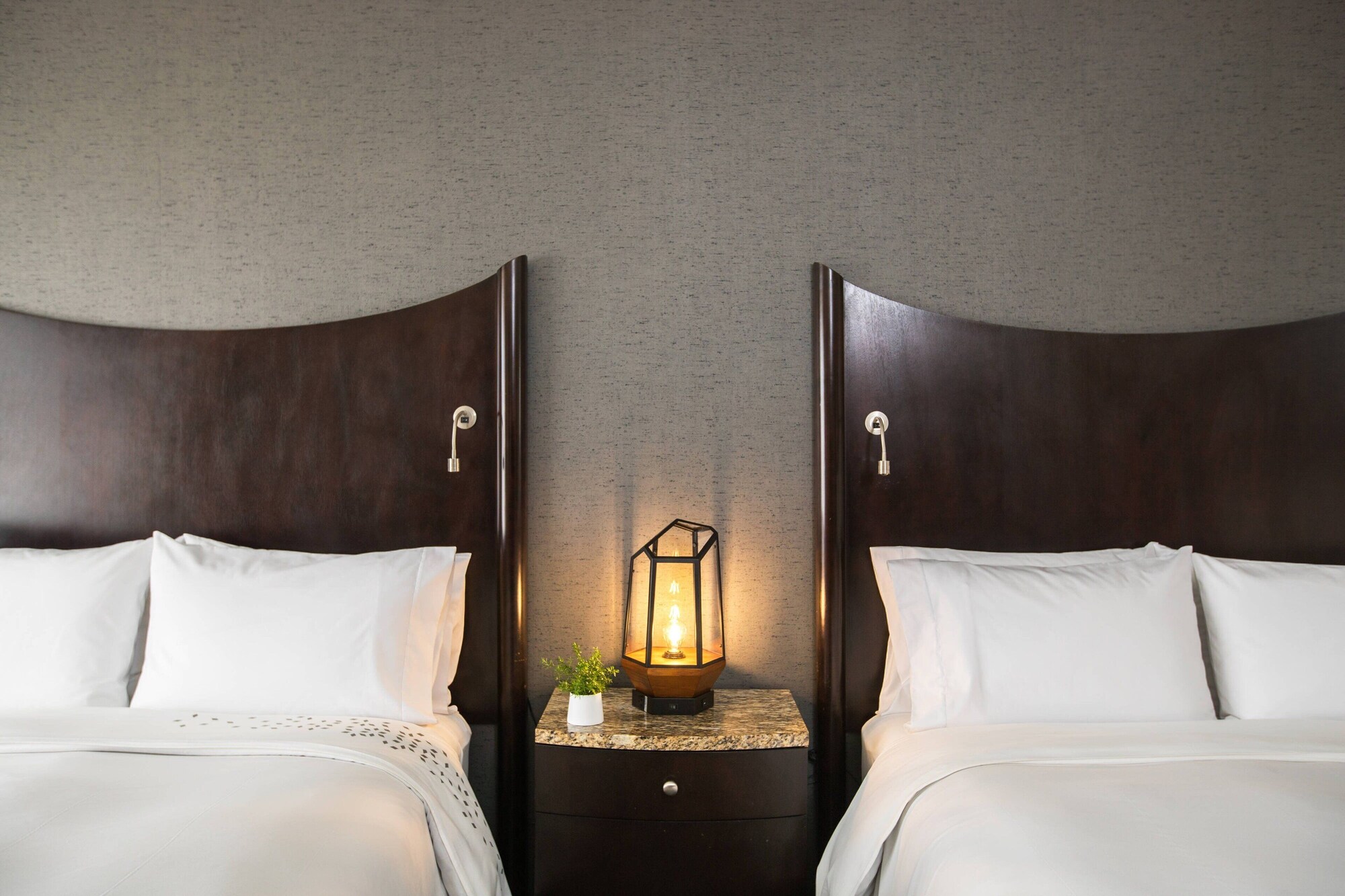 غرفة كلوب بسريرين كوين، Renaissance Raleigh North Hills Hotel 3/9