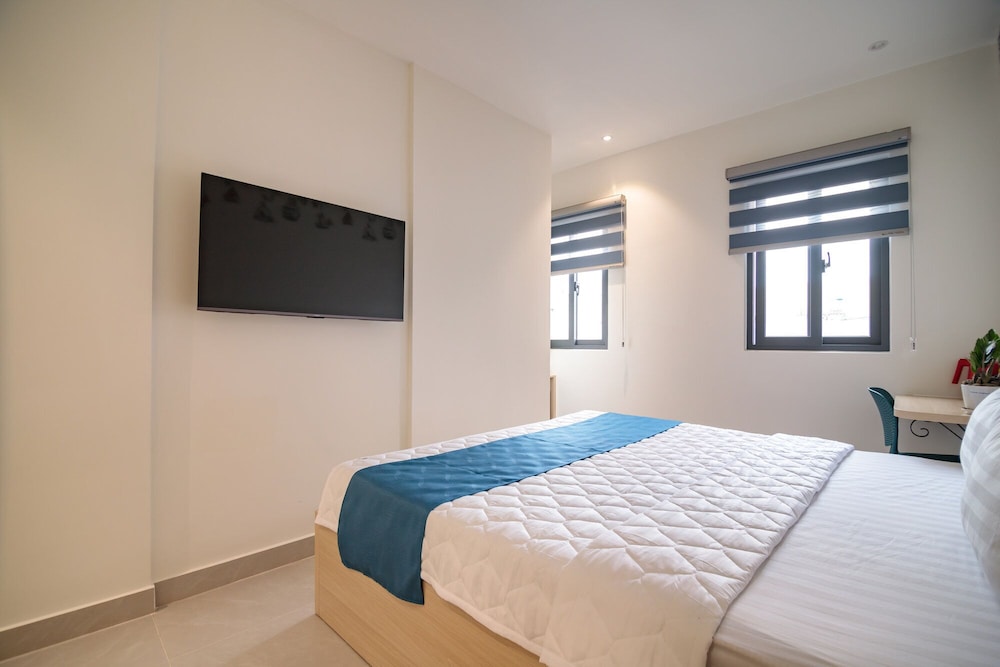 Luxury, Single, Queen Bed