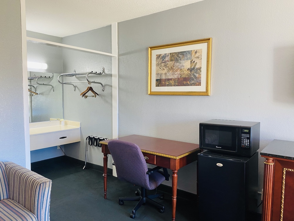 Travelers Place Inn & Suites 59/73