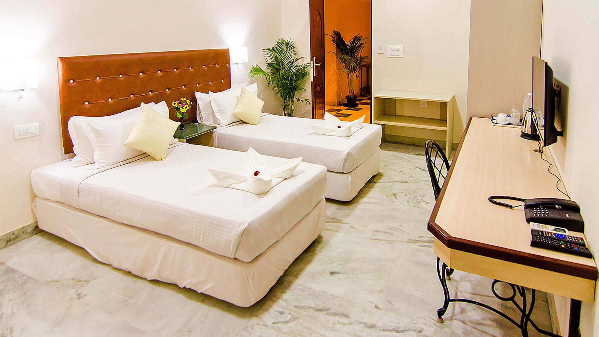 DELUXE, TWIN BEDS