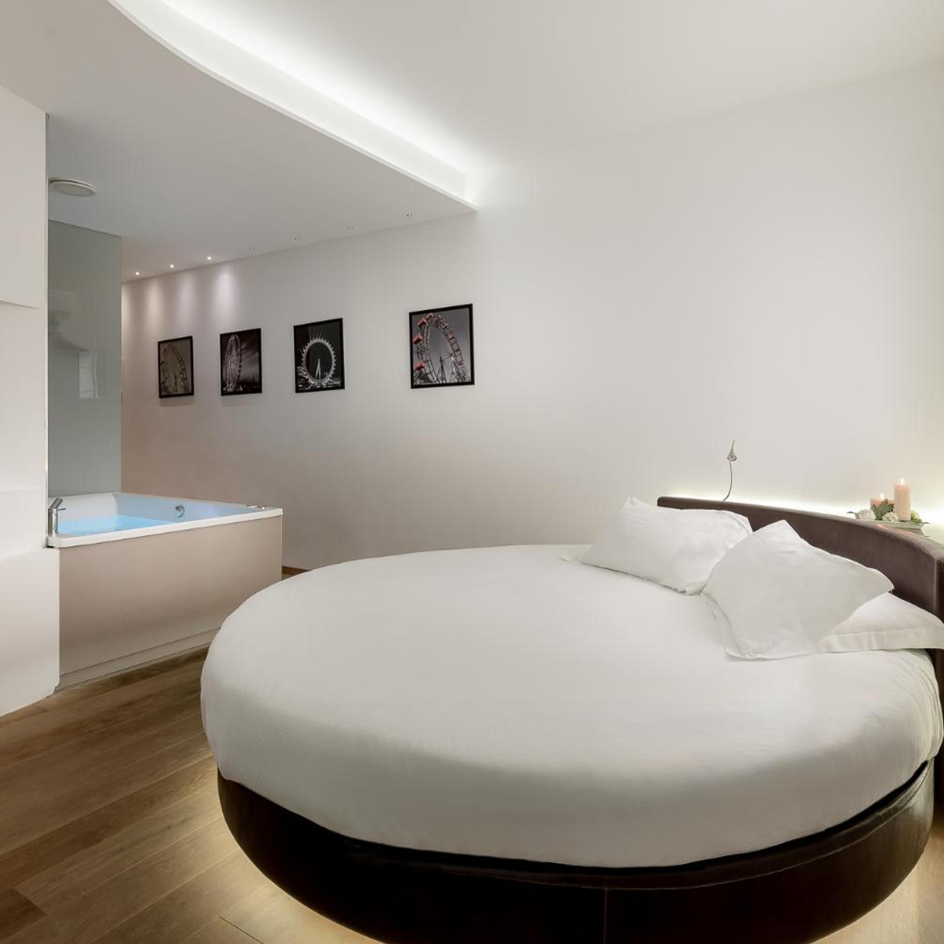Suite, Round Bed, Hot Tub