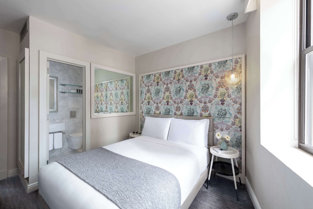BRONZE, QUEEN BED