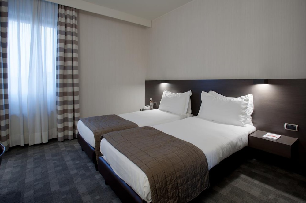 Hotel Ovest 7/34