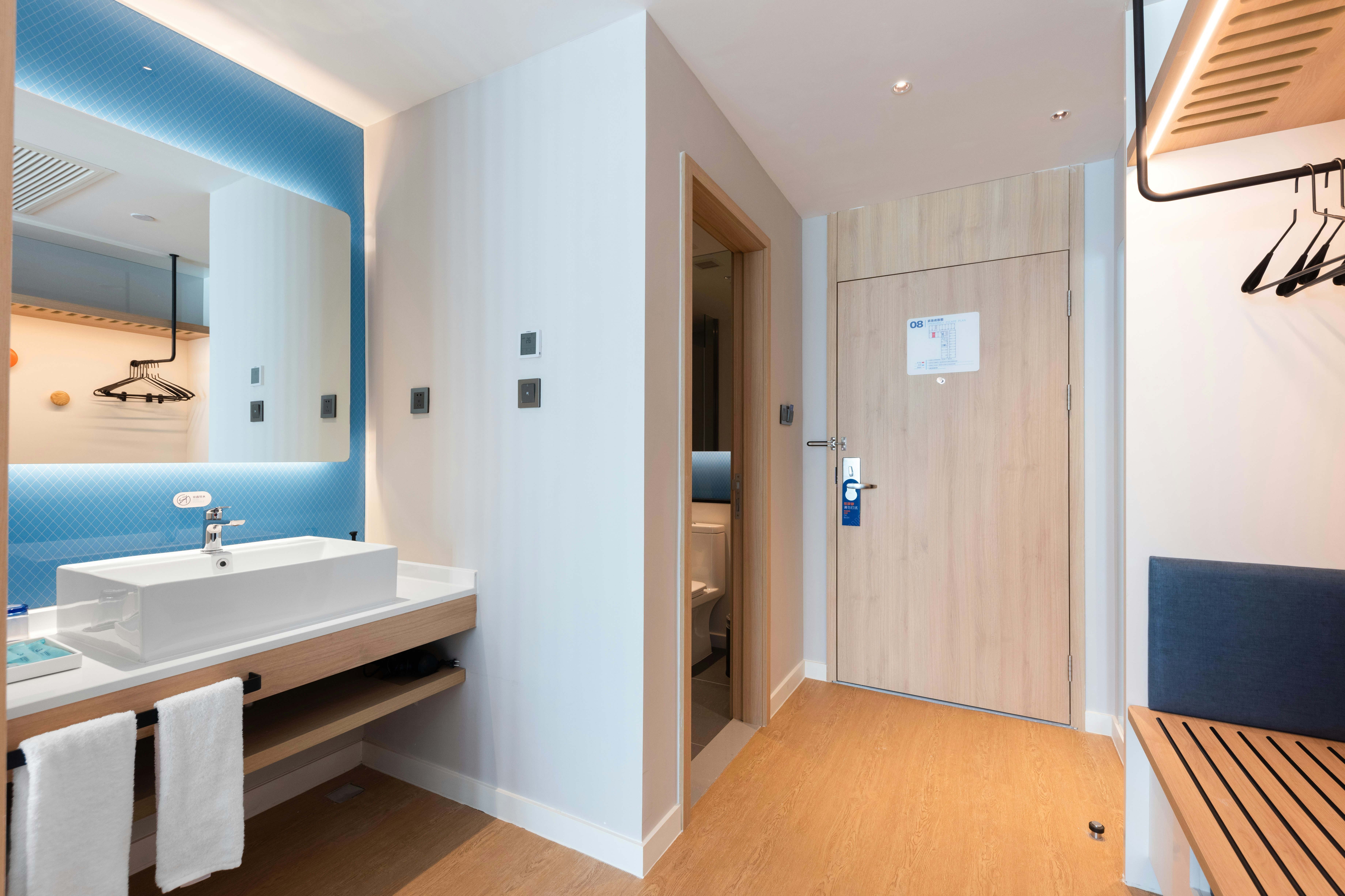 Holiday Inn Express Nanchang Riverside 74/77