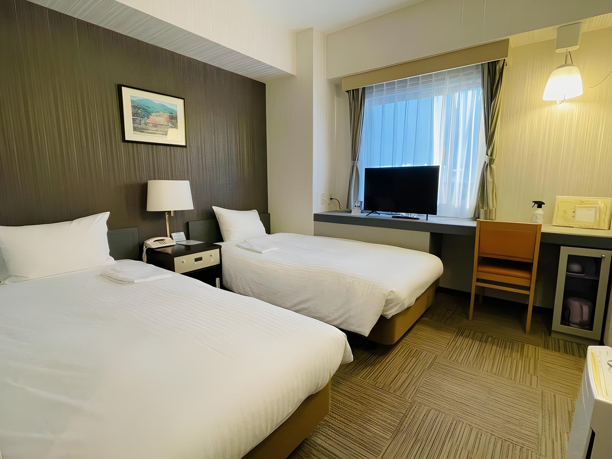 غرفة قياسية بسريرين منفصلين للمدخنين