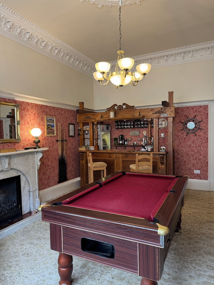 Raincliffe Hotel 5/50