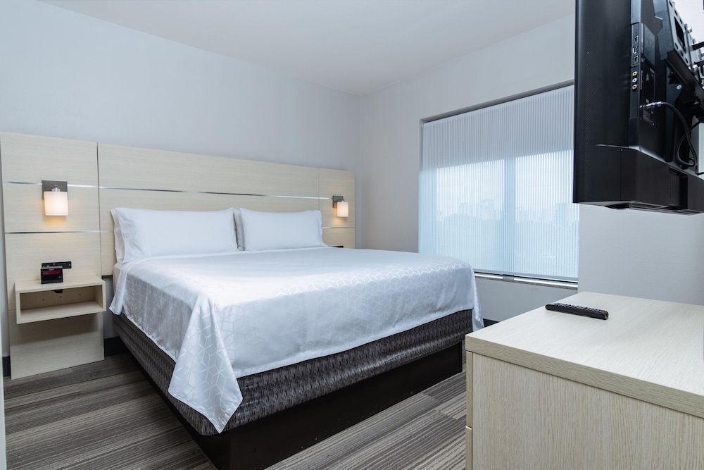 Holiday Inn Express and Suites Orlando - International Drive 24/79