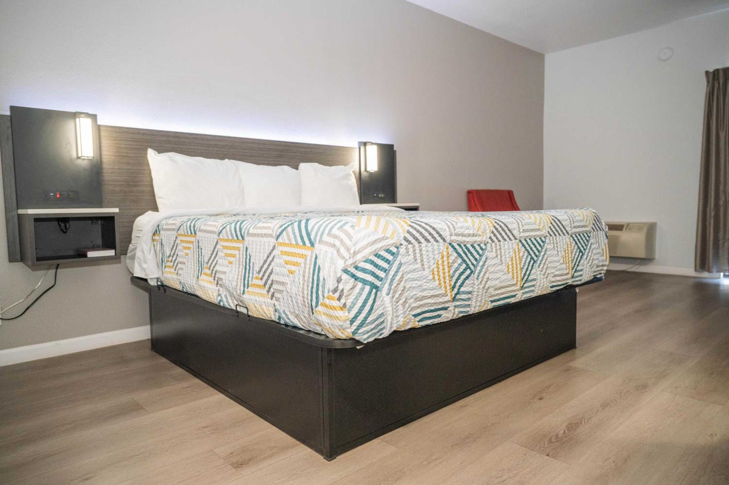 1 King Bed Non-Smoking, Micfridge
