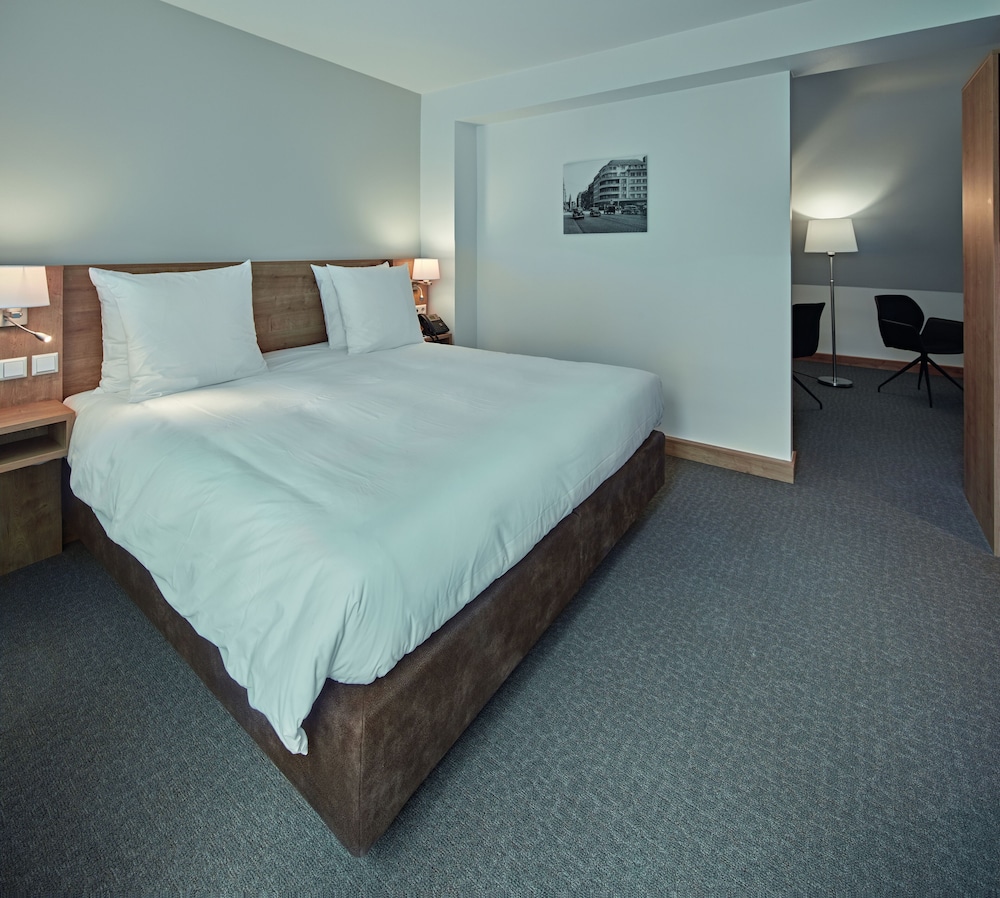 JUNIOR SUITE, QUEEN BED