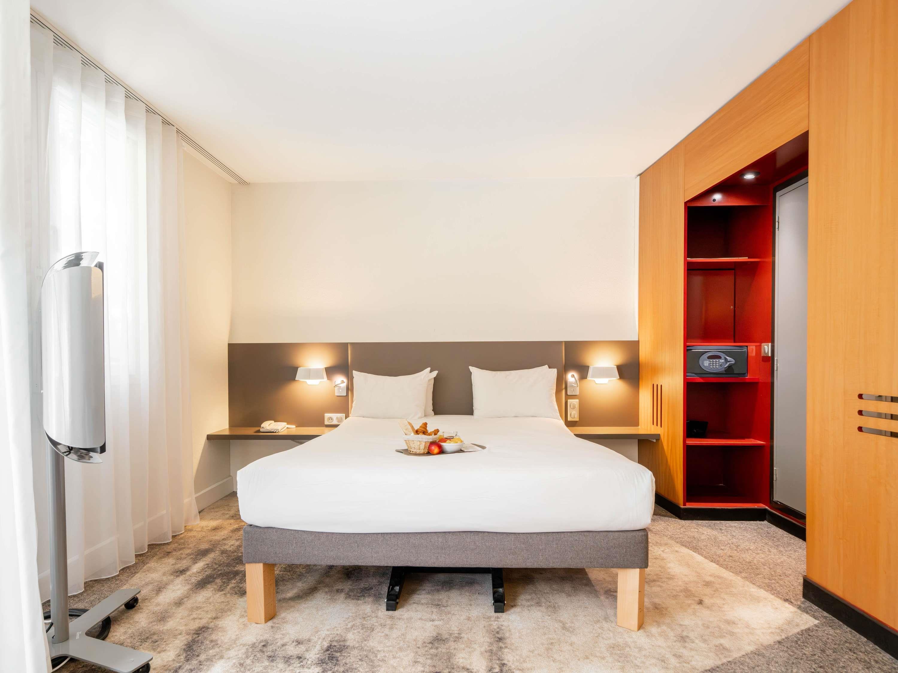 SUPERIOR, SUITE, QUEEN BED