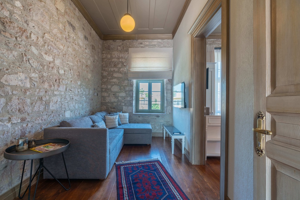 Elia Hotel 50/50