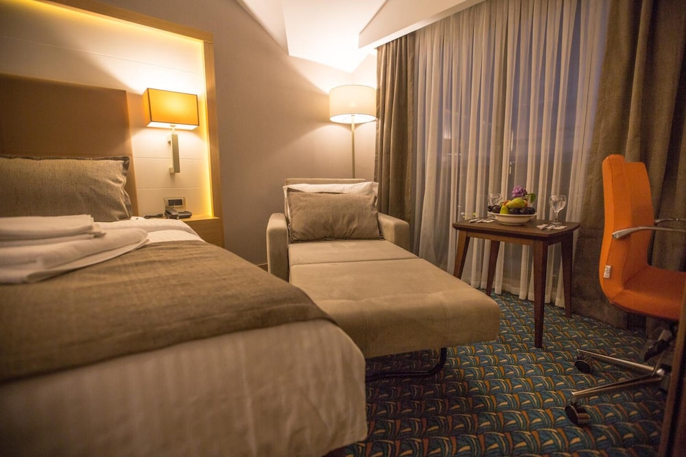 ROOM, DOUBLE BED, MOUNTAIN VIEW