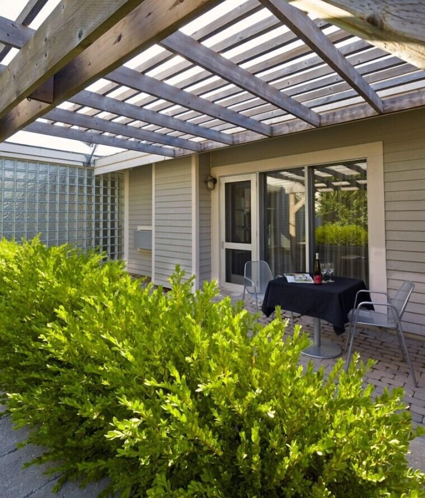 Huff Estates Inn & Winery 43/48