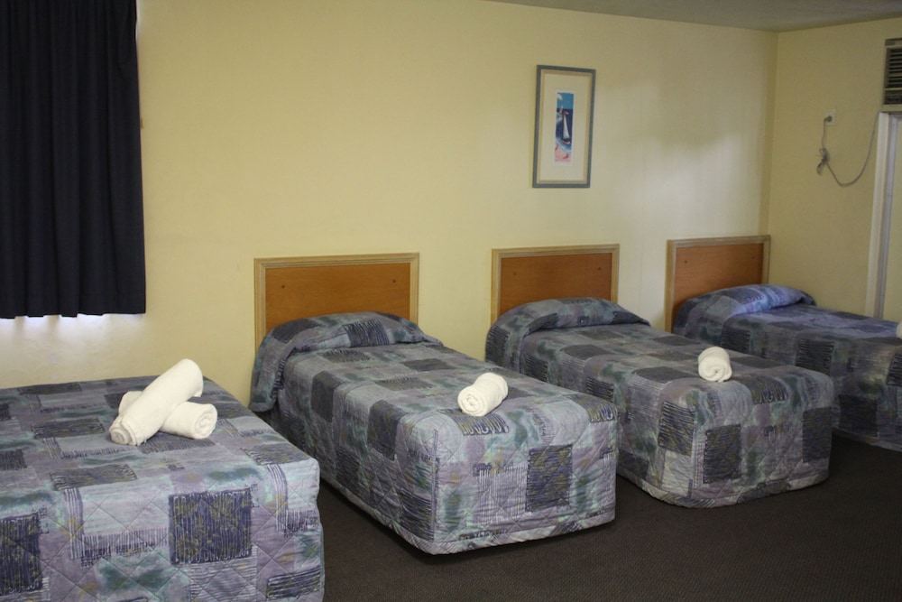 HAMILTON MOTOR INN 29/50