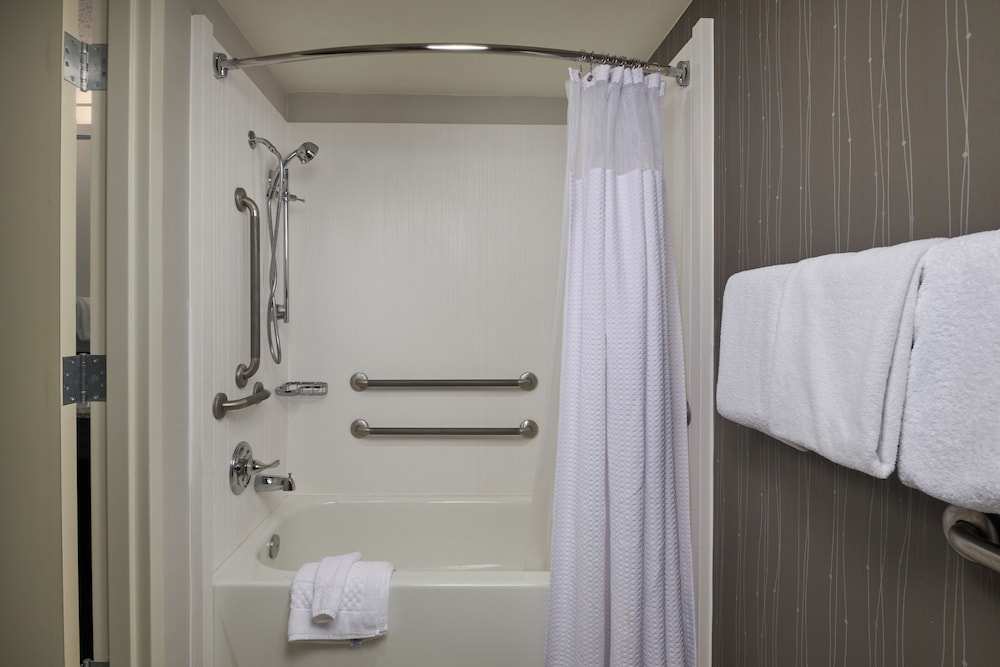 غرفة بسرير كينج لذوي الإعاقة، Courtyard By Marriott Harrisonburg 2/2