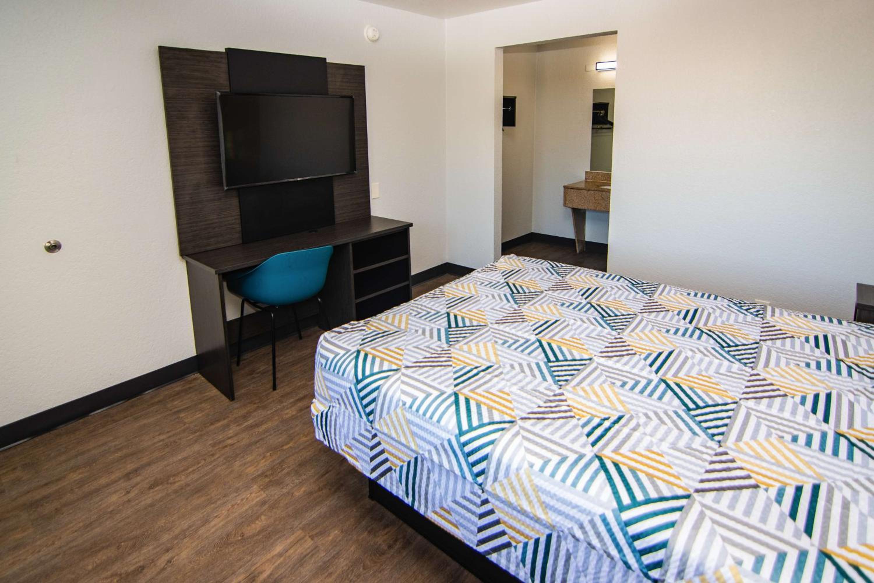 1 Queen Bed ADA/Tub 8/10