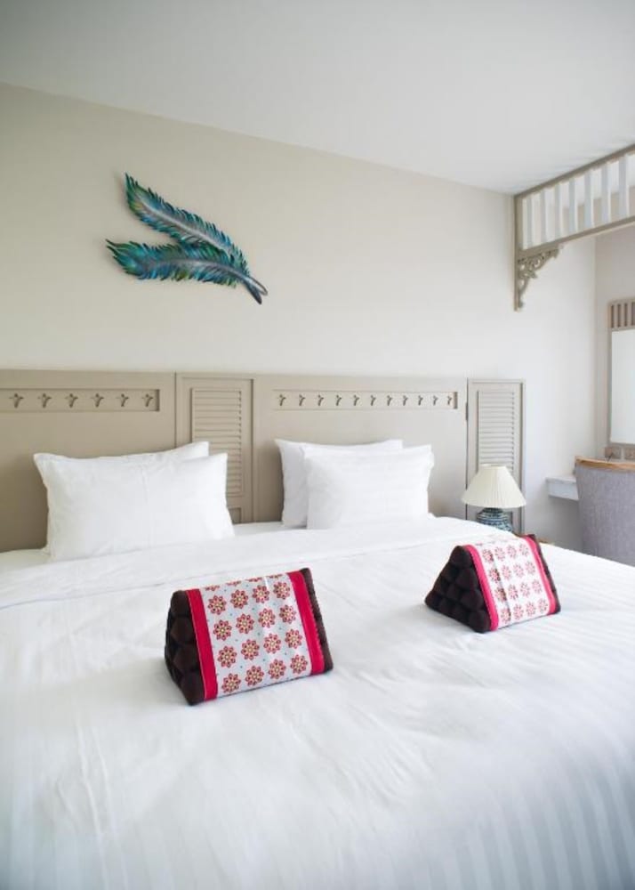 2 BEDROOMS, SUITE