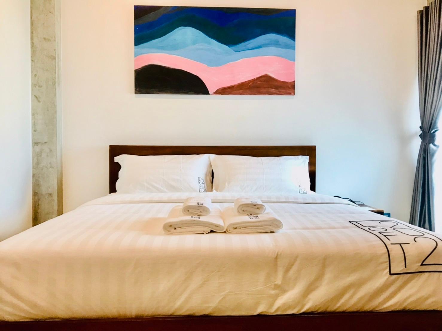 DELUXE, KING BED