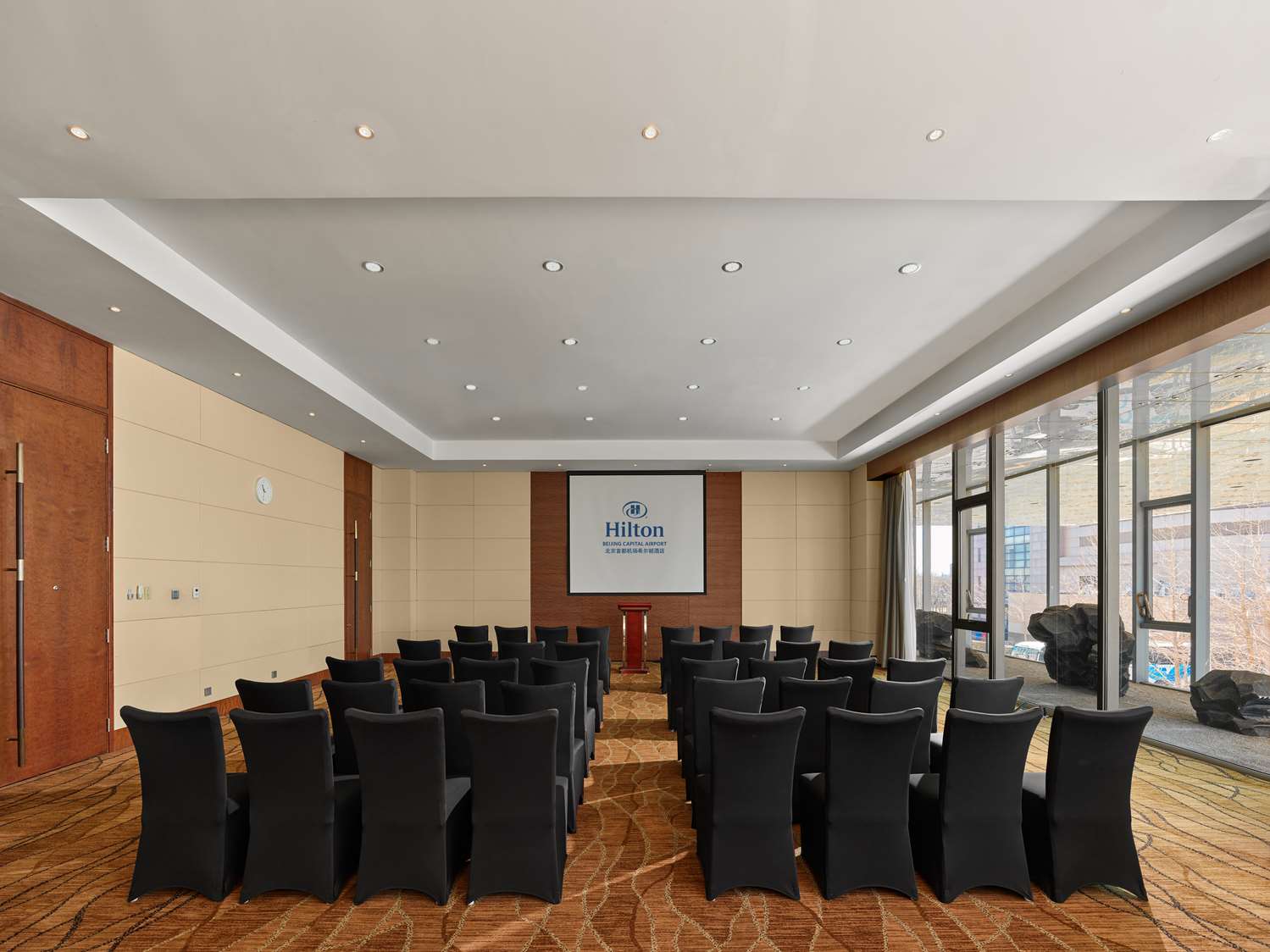 Hilton Beijing Capital Airport 18/30