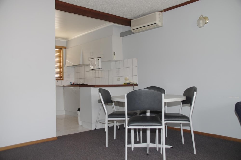 Blue Whale Motor Inn and Apartments 46/55