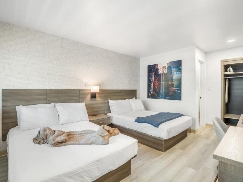 STANDARD, 2 QUEEN BEDS, PRIVATE BATHROOM