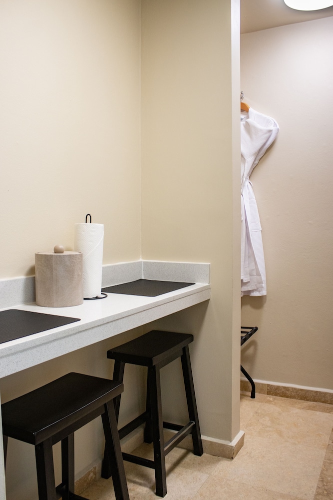 CIQALA Luxury Suites 65/75