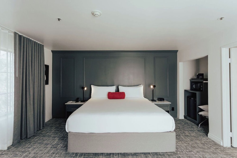 Vinland Hotel and Lounge 27/71