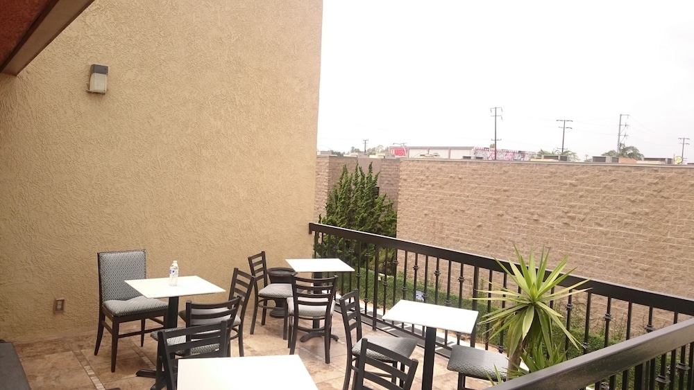Ramada By Wyndham Culver City 40/49