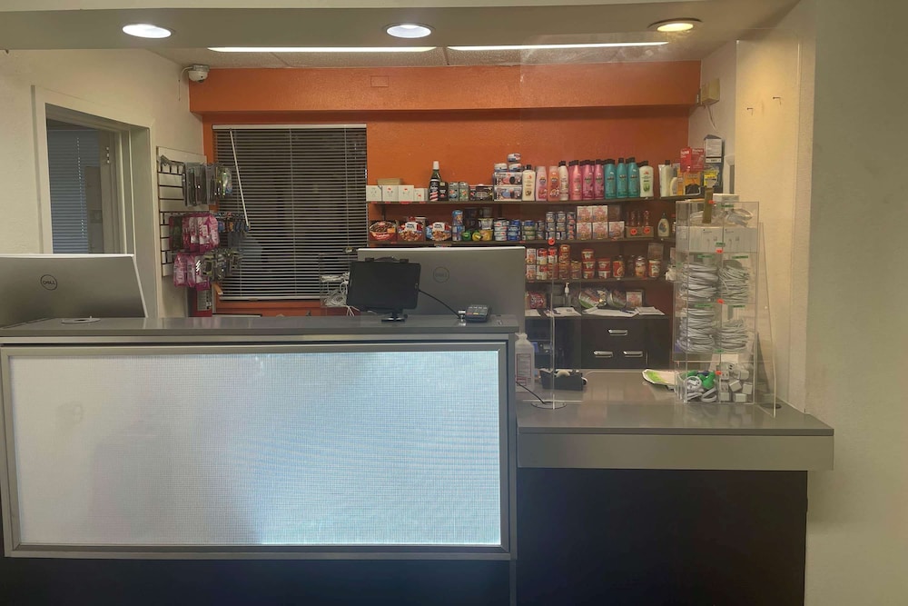 Travelodge by Wyndham Madison Heights MI 9/41