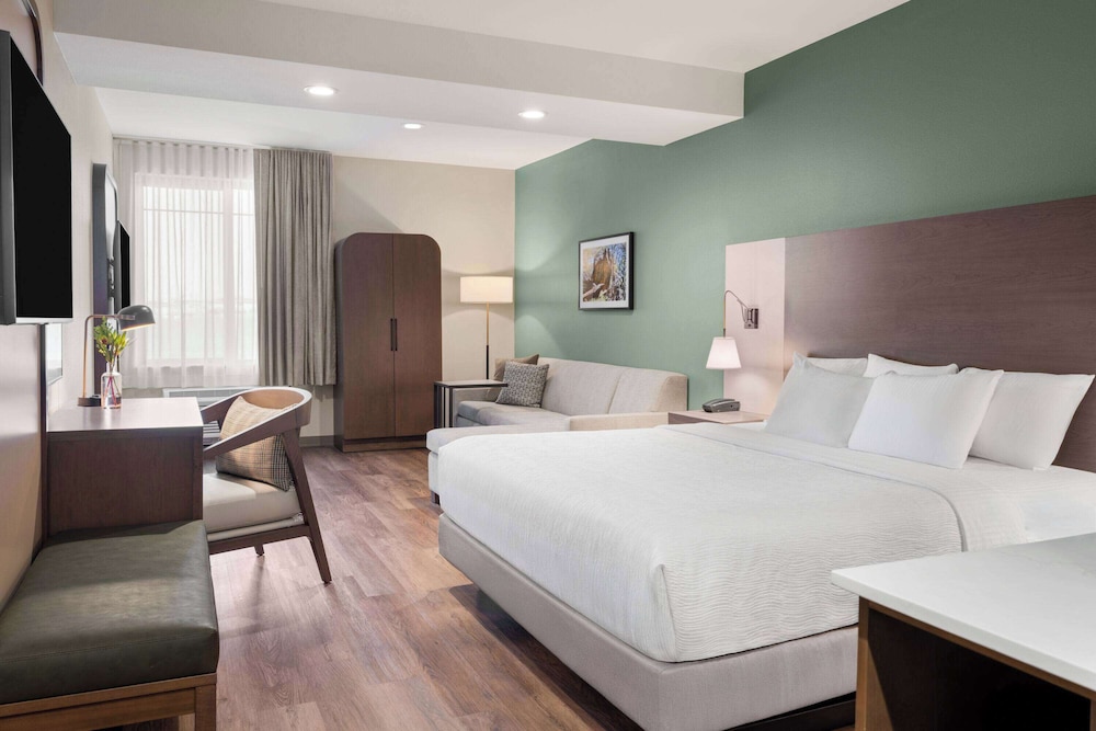 La Quinta Inn and Suites by Wyndham Lincoln 33/84