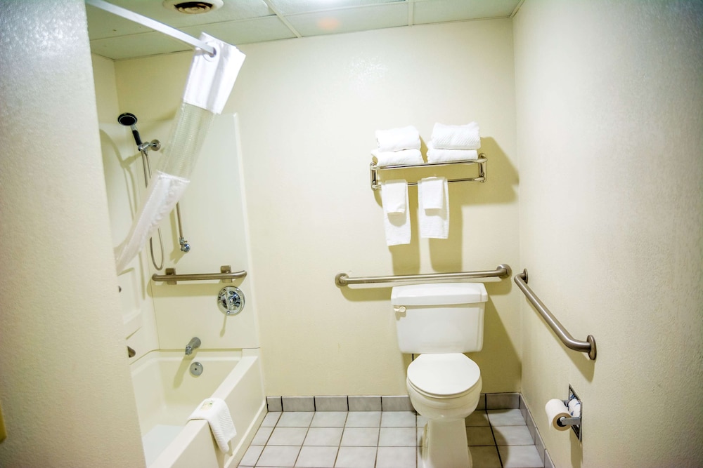 La Quinta Inn & Suites by Wyndham Fayetteville I-95 10/29