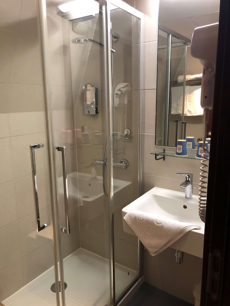 Hotel Kyriad Saint Quentin En Yvelines - Montigny 47/58