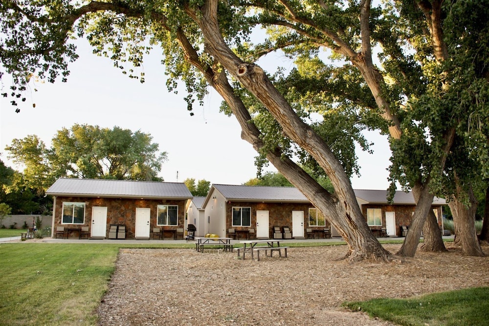 Zion s Camp and Cottages 42/50