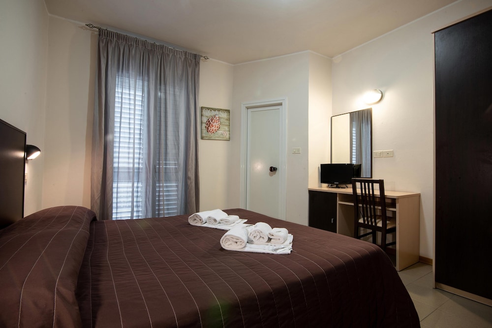ROOM, DOUBLE BED