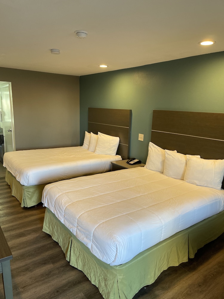 Hotel Milagro (ex Highway Inn Chula Vista) 10/25