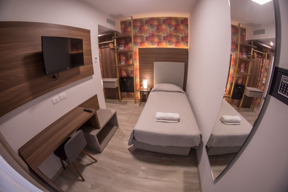 8 Room Hotel 67/80