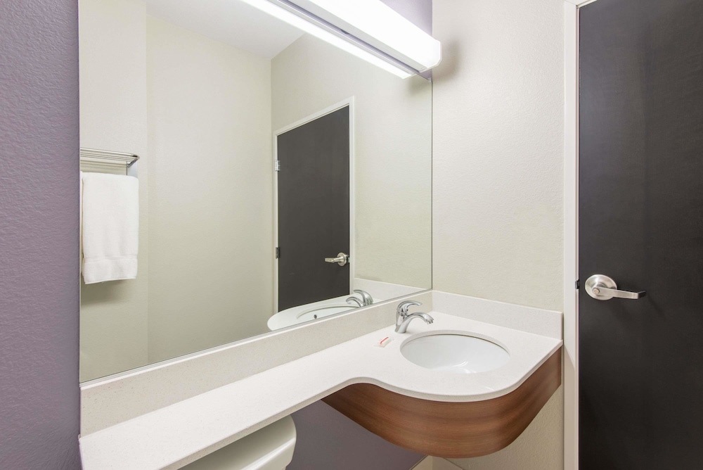 Microtel Inn And Suites By Wyndham Cadiz 7/24