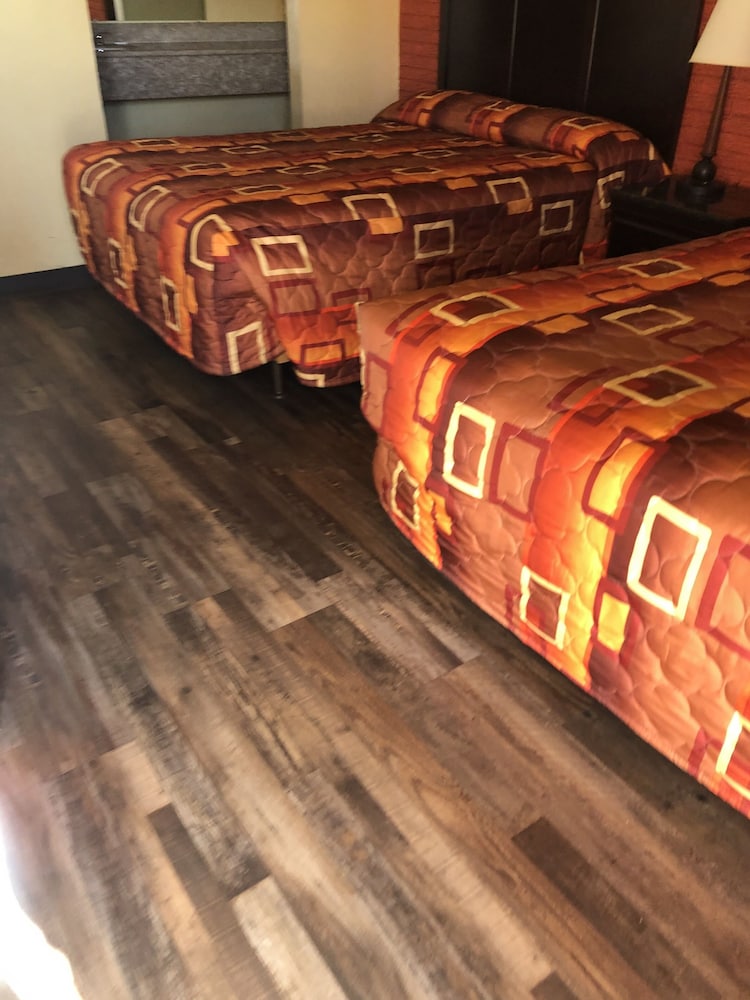 Economy Inn 16/24
