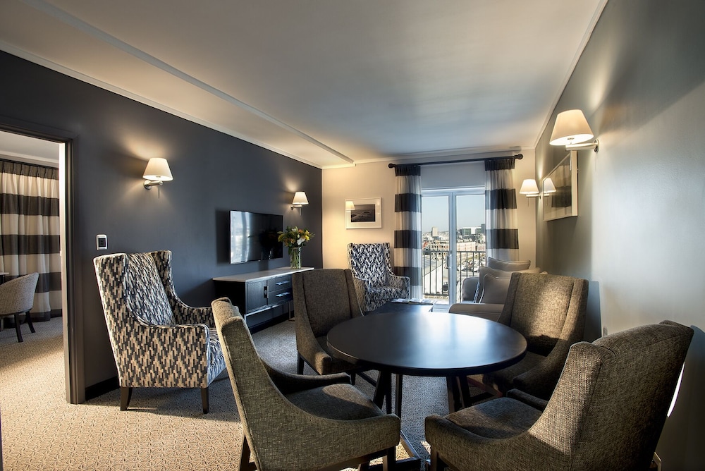 The Commodore Hotel 34/62