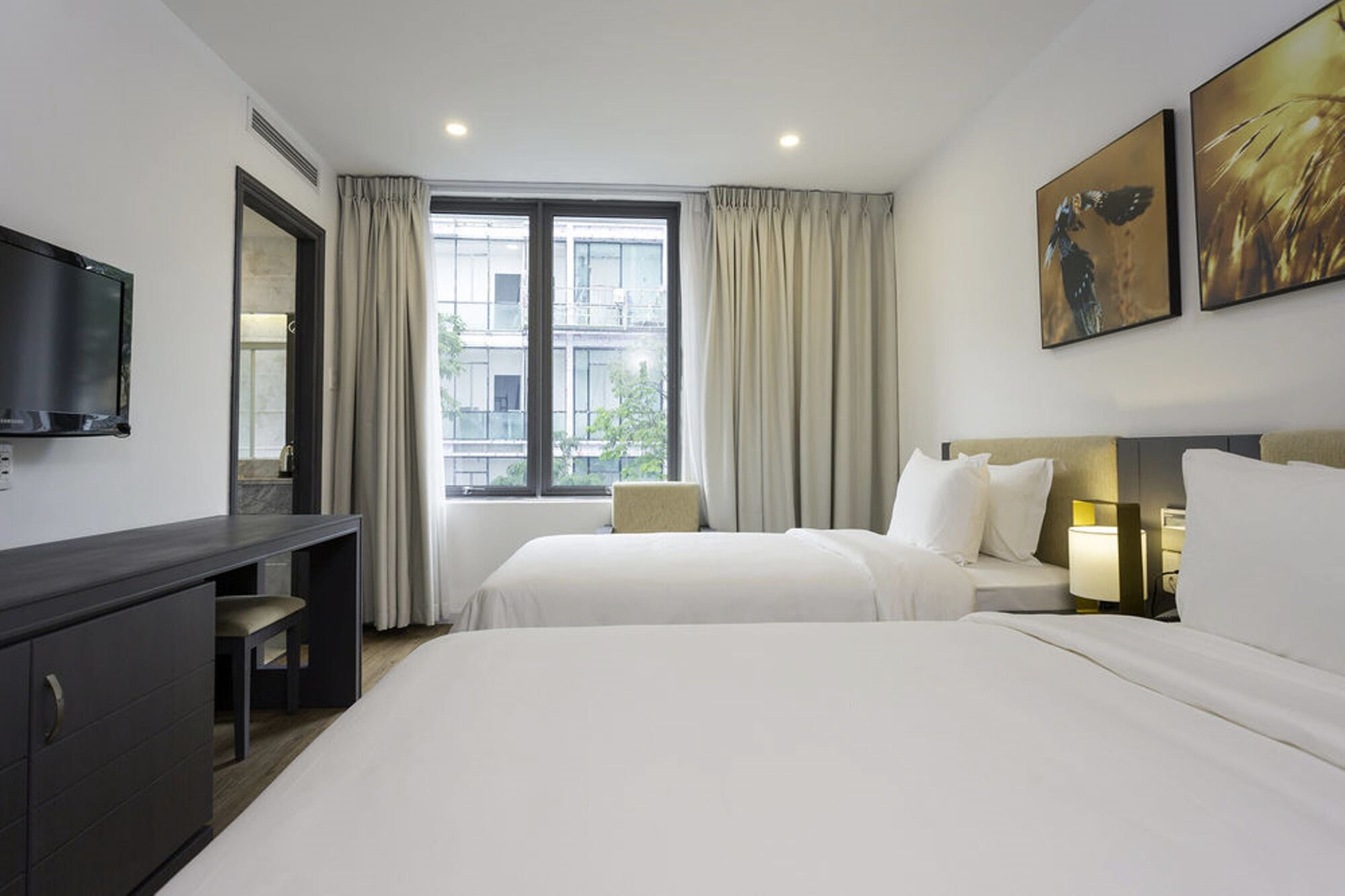DELUXE, TWIN BEDS, CITY VIEW