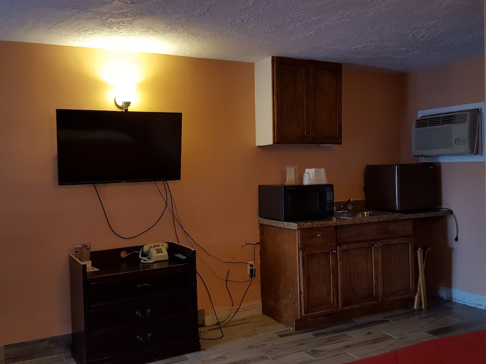 Three Oaks Motel 33/37