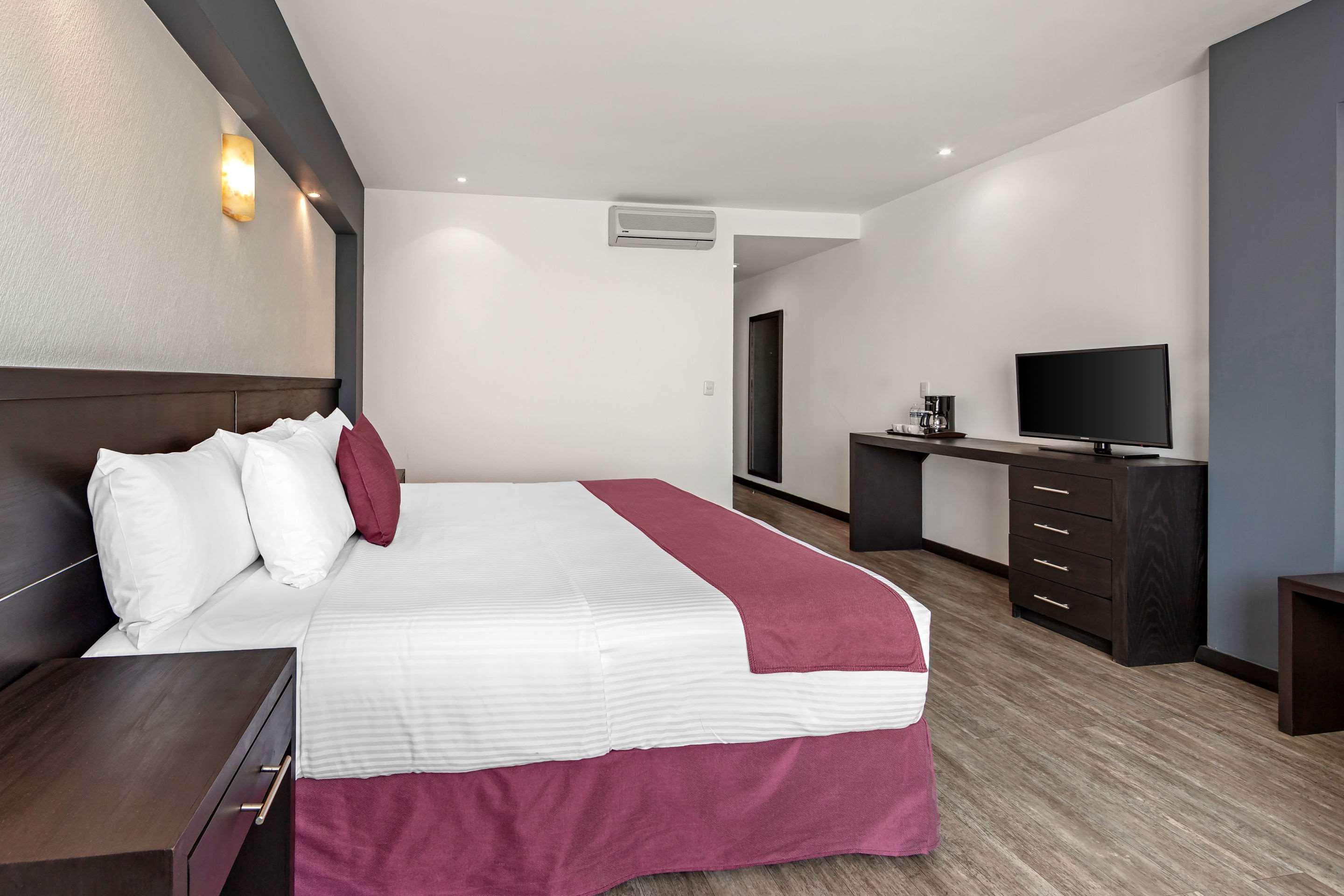 ROOM, KING BED, ACCESSIBLE
