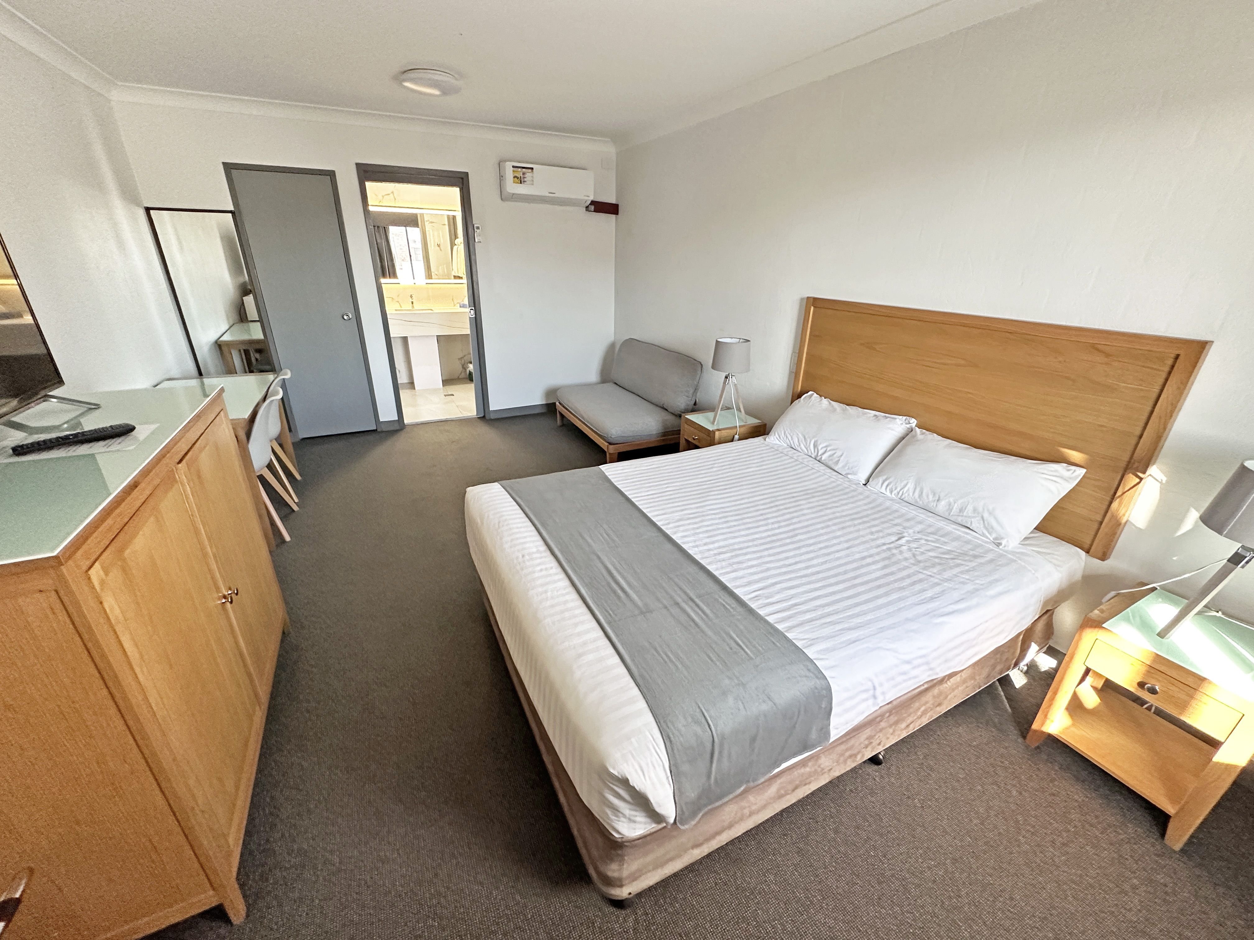 Executive, Queen Bed